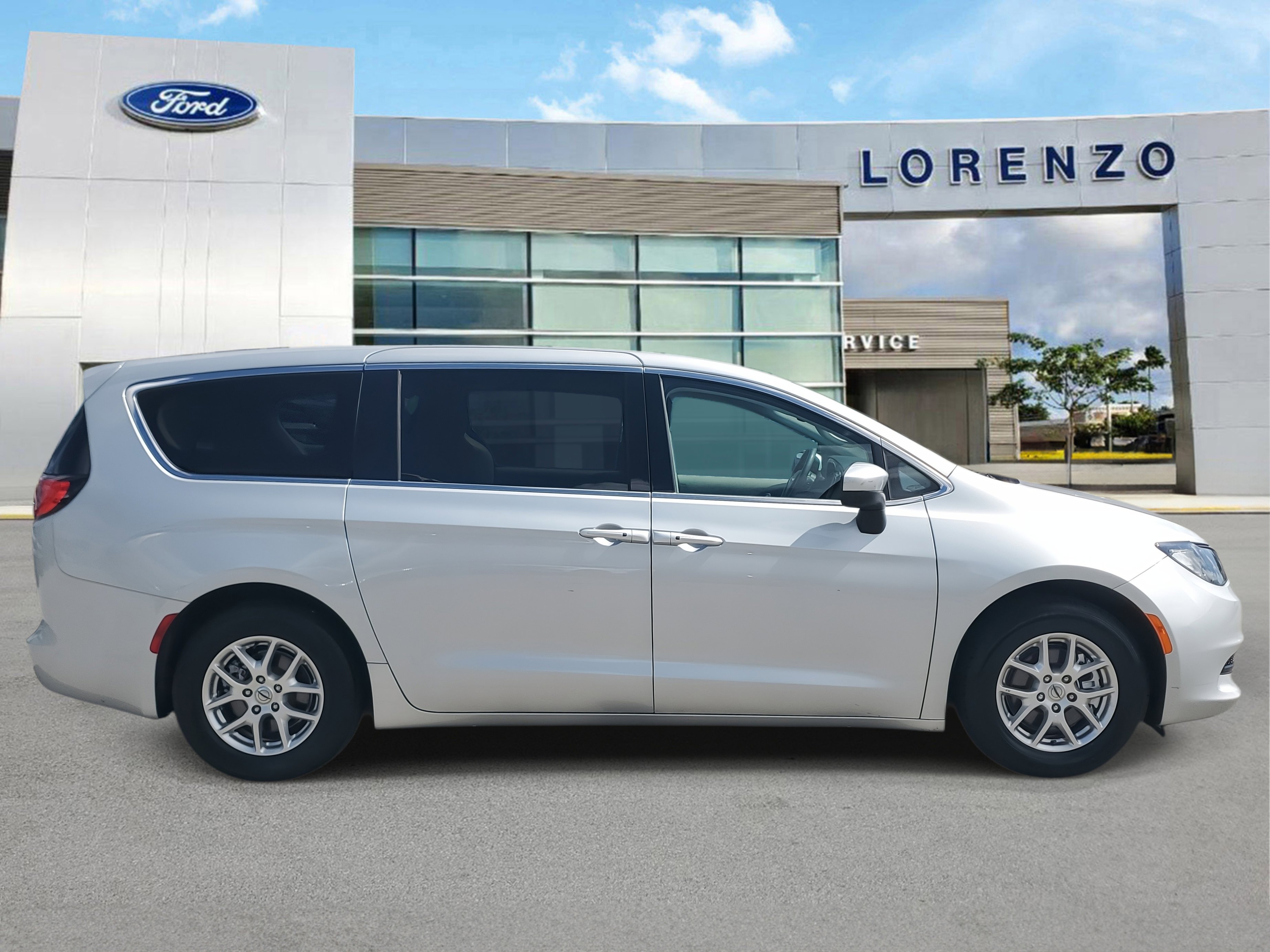 Used 2023 Chrysler Voyager LX image 4