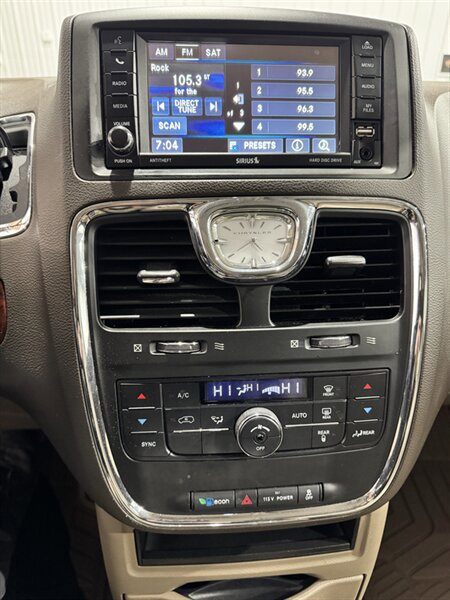 Used 2013 Chrysler Town & Country Touring FWD image 7