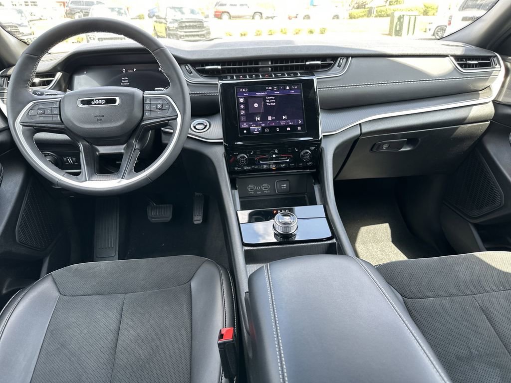 Certified 2025 Jeep Grand Cherokee Altitude image 10