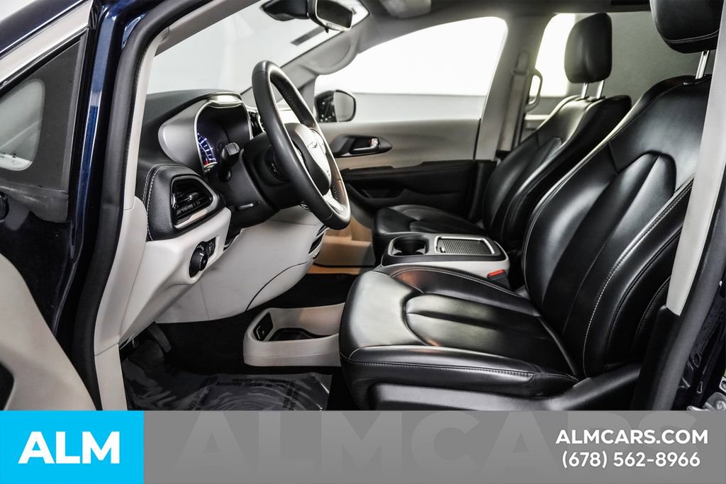 Used 2024 Chrysler Pacifica Select image 17