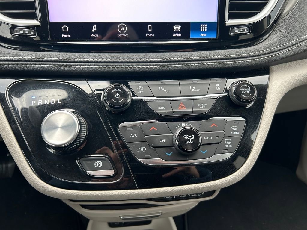 Certified 2023 Chrysler Pacifica Touring-L image 28