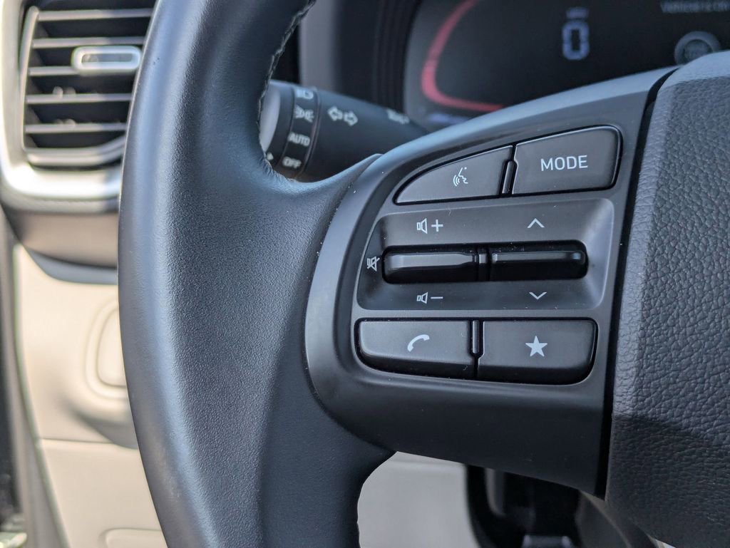 Used 2025 Hyundai Venue SEL FWD image 19
