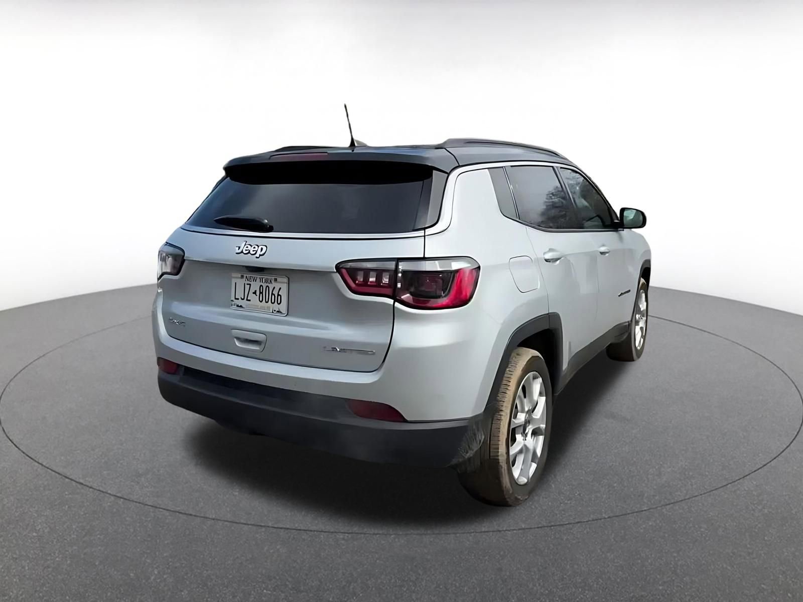 Used 2025 Jeep Compass Limited image 14