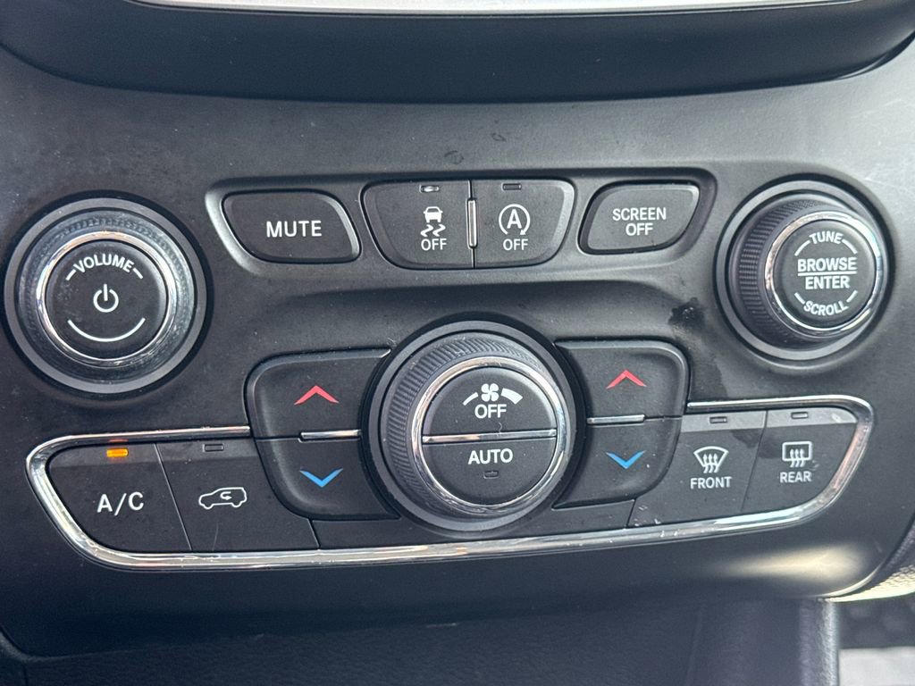 Used 2020 Jeep Cherokee Trailhawk w/ Cold Weather Group AWD/4WD image 46