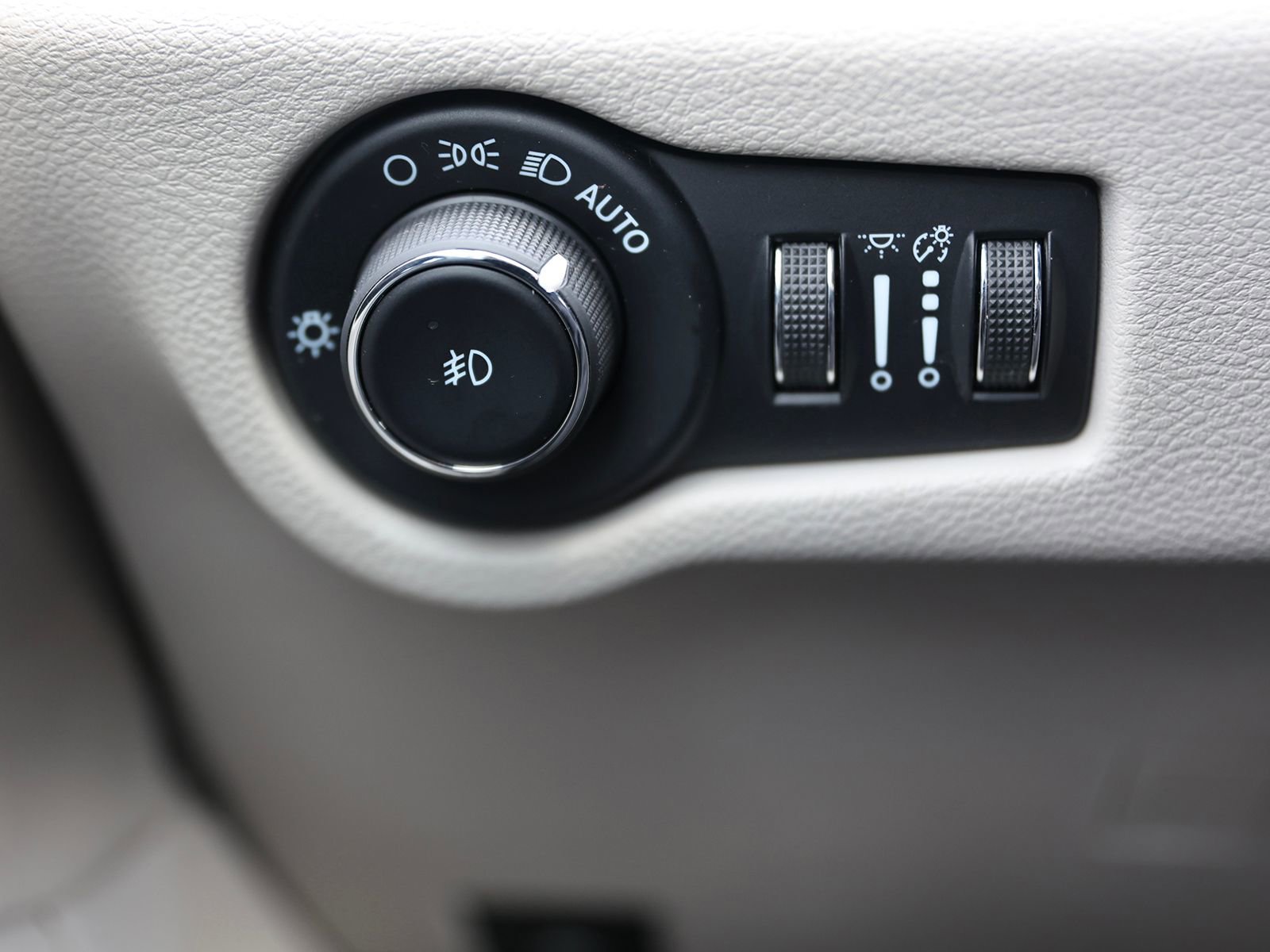 Used 2023 Chrysler Pacifica Touring-L image 34