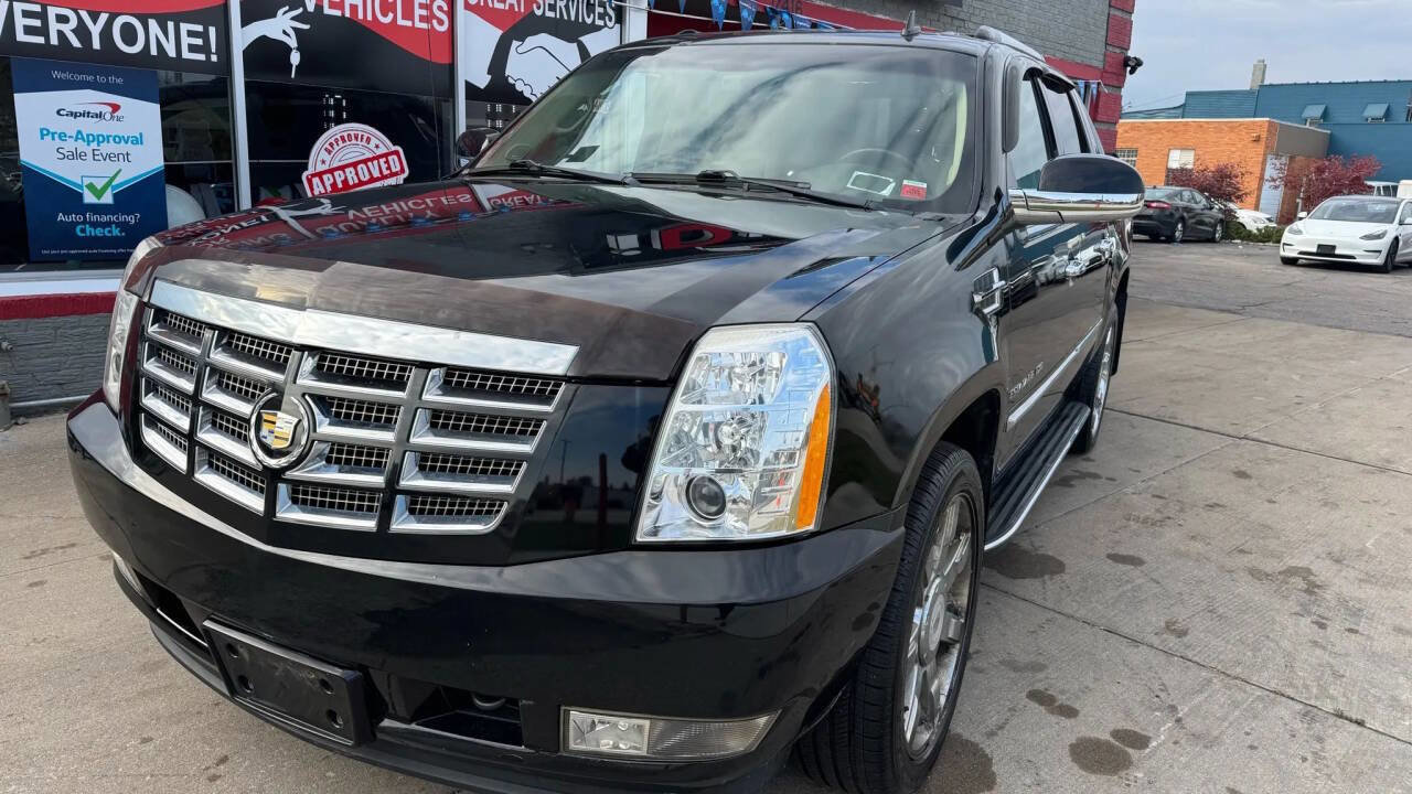 Used 2012 Cadillac Escalade EXT Luxury image 2