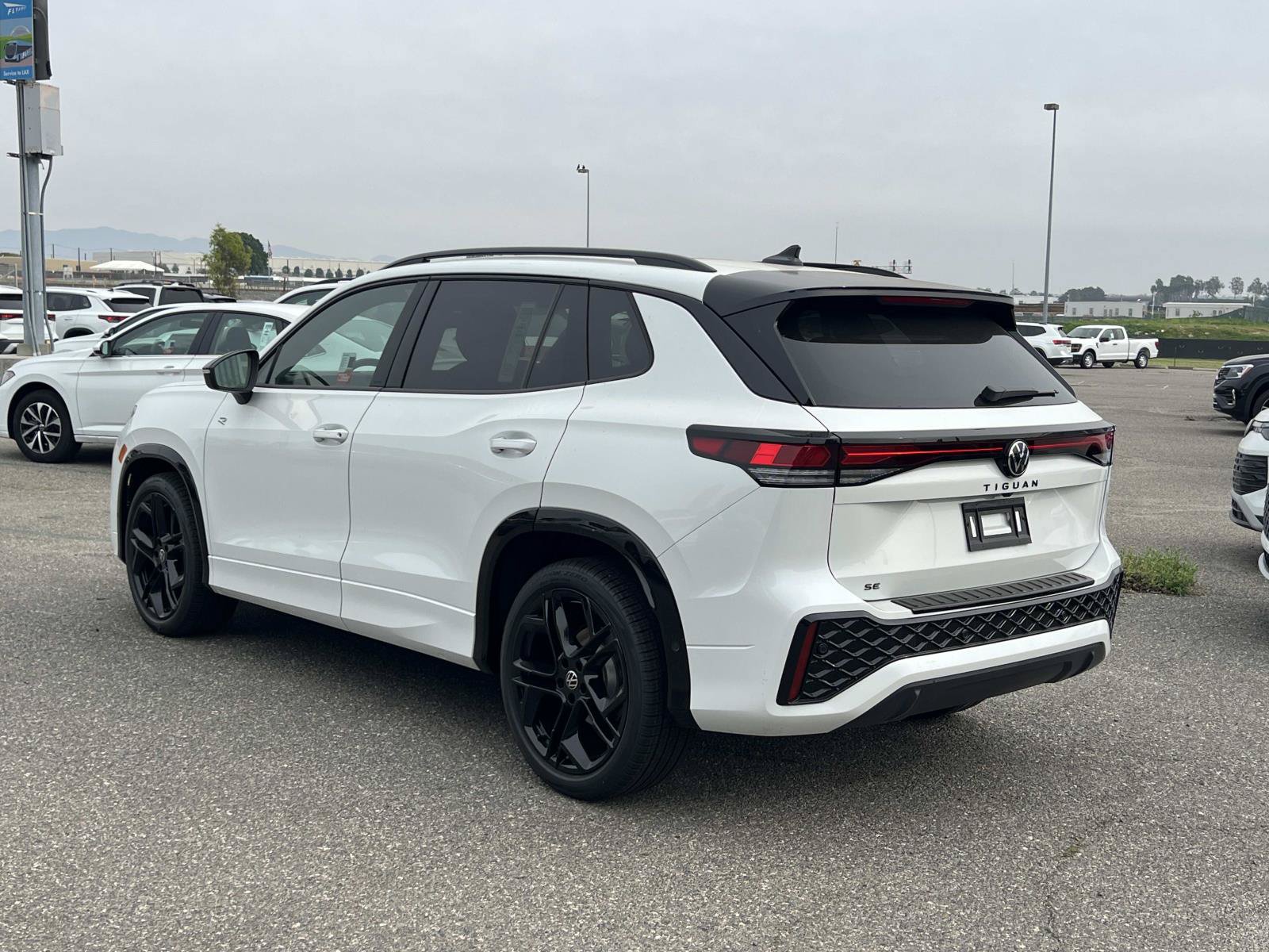New 2026 Volkswagen Tiguan SE R-Line FWD image 3