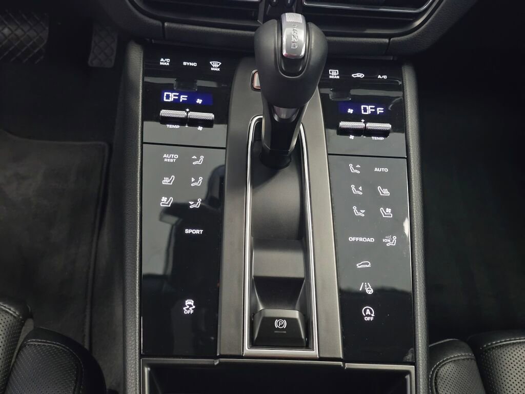 Certified 2024 Porsche Macan image 17