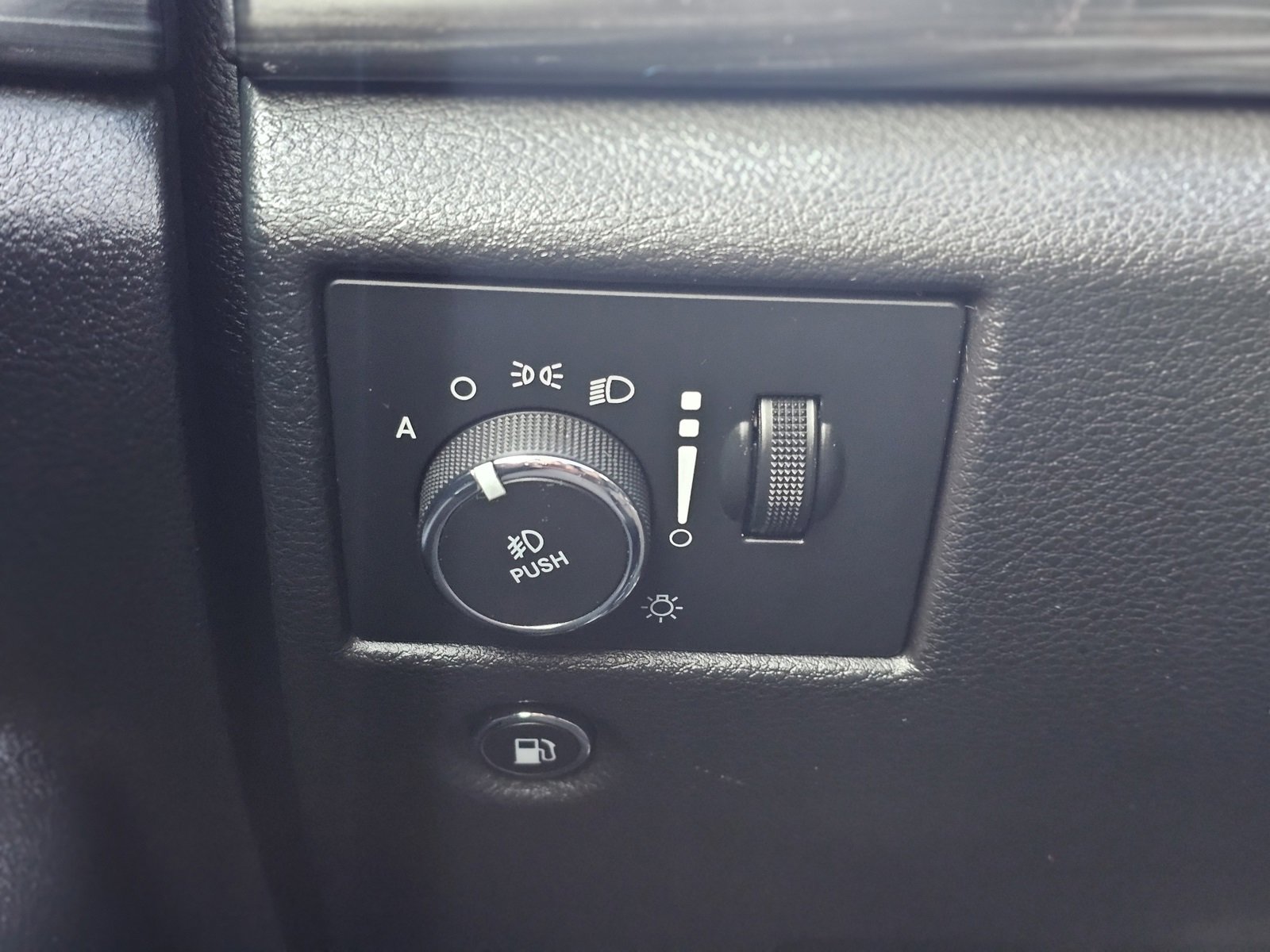 Used 2020 Jeep Grand Cherokee Altitude image 19