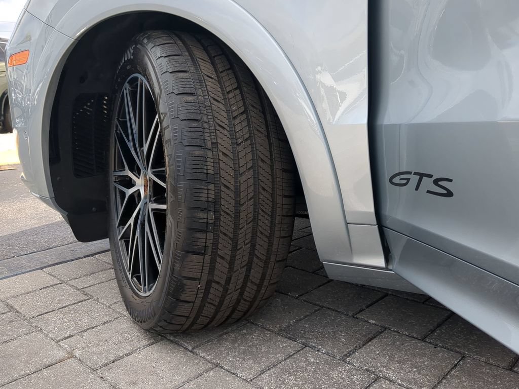 Used 2025 Porsche Cayenne GTS AWD/4WD image 35