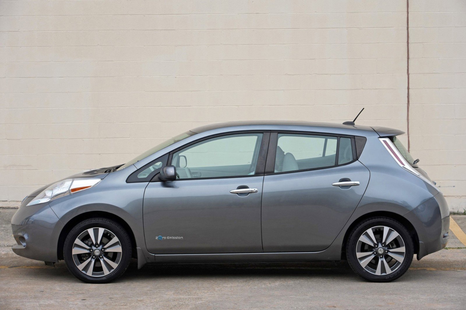 Used 2015 Nissan Leaf SV FWD image 42