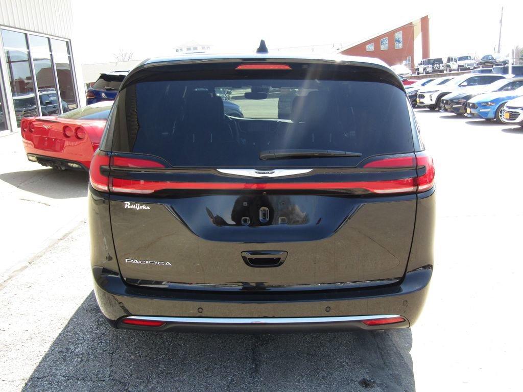 Used 2025 Chrysler Pacifica Select FWD image 4