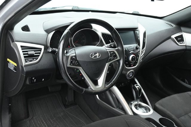 Used 2017 Hyundai Veloster Value Edition FWD image 16
