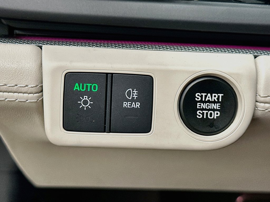 Certified 2025 Porsche Panamera image 11