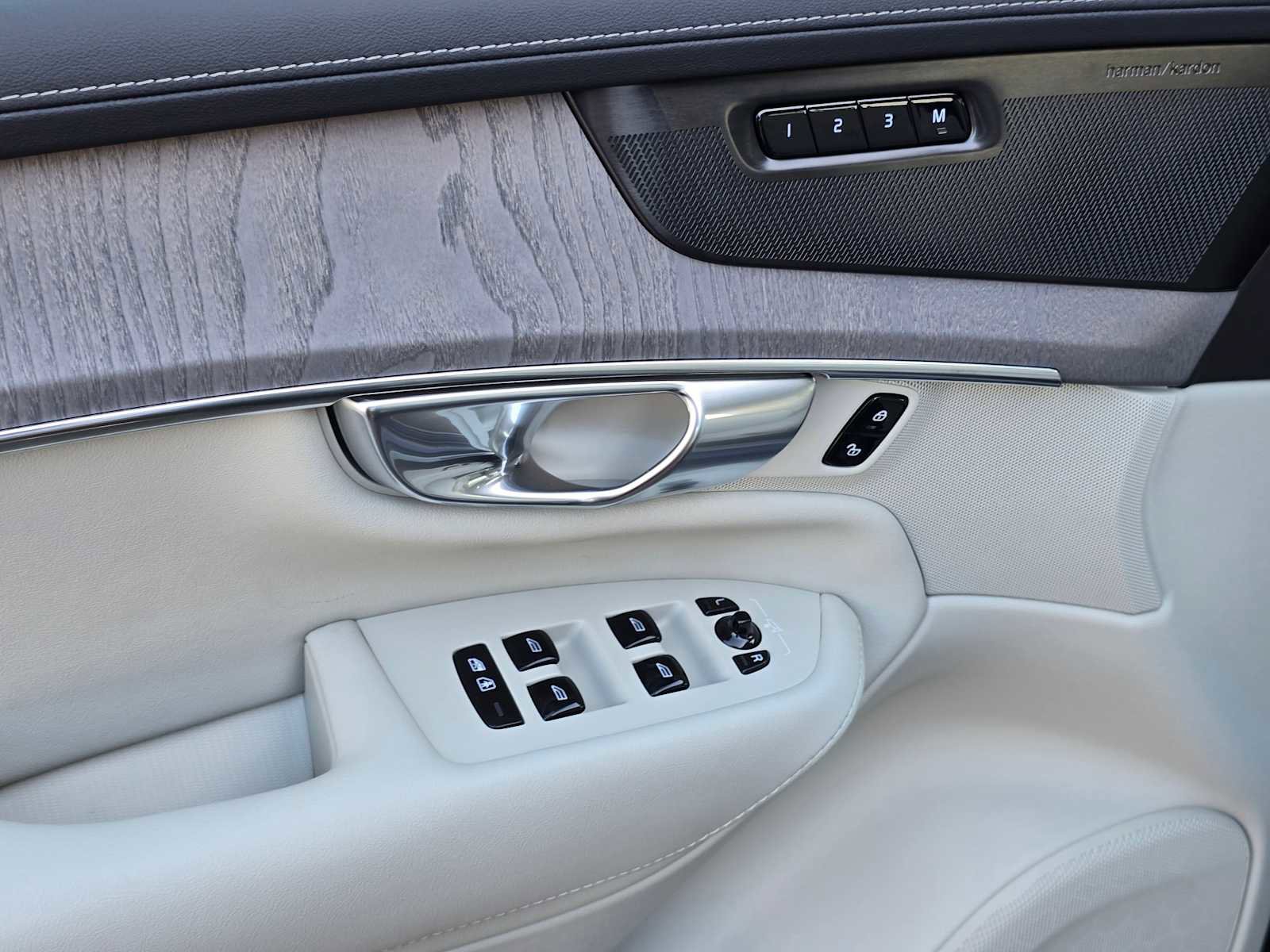 New 2026 Volvo XC90 B6 Ultra w/ Protection Package image 23