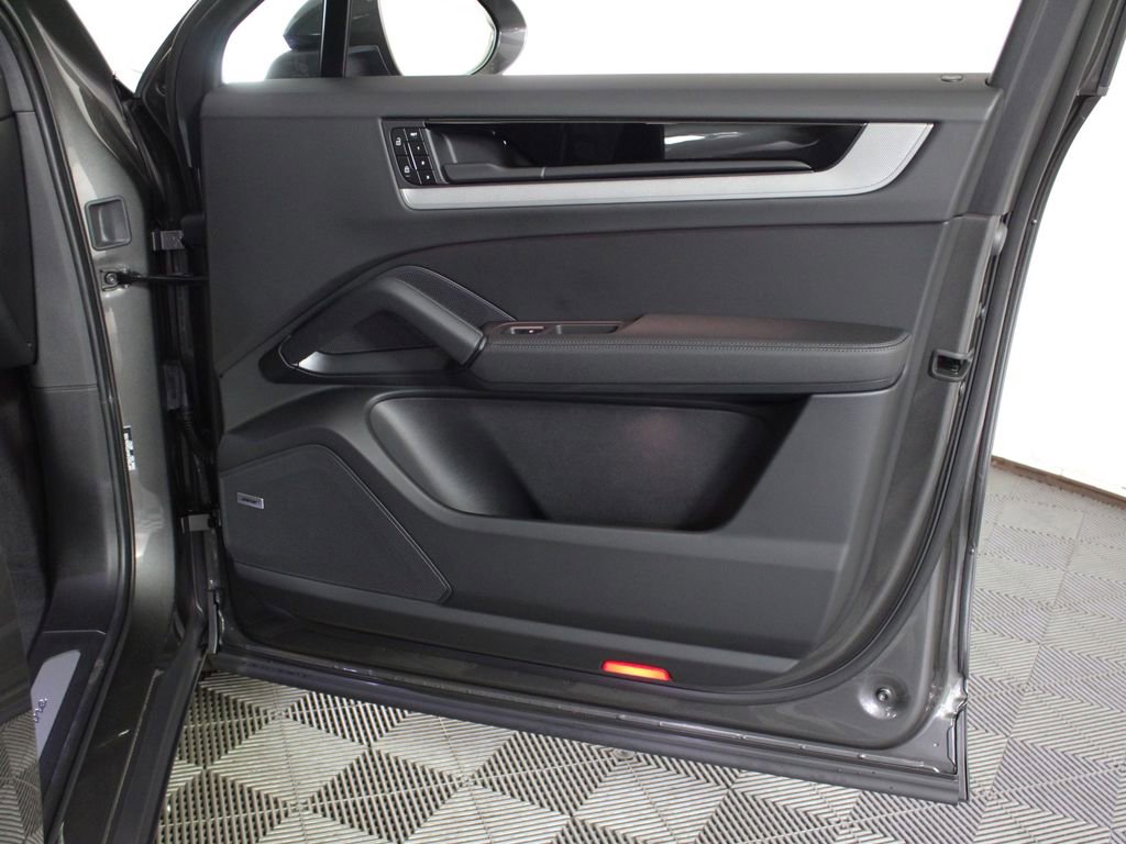 Certified 2026 Porsche Cayenne Coupe image 36