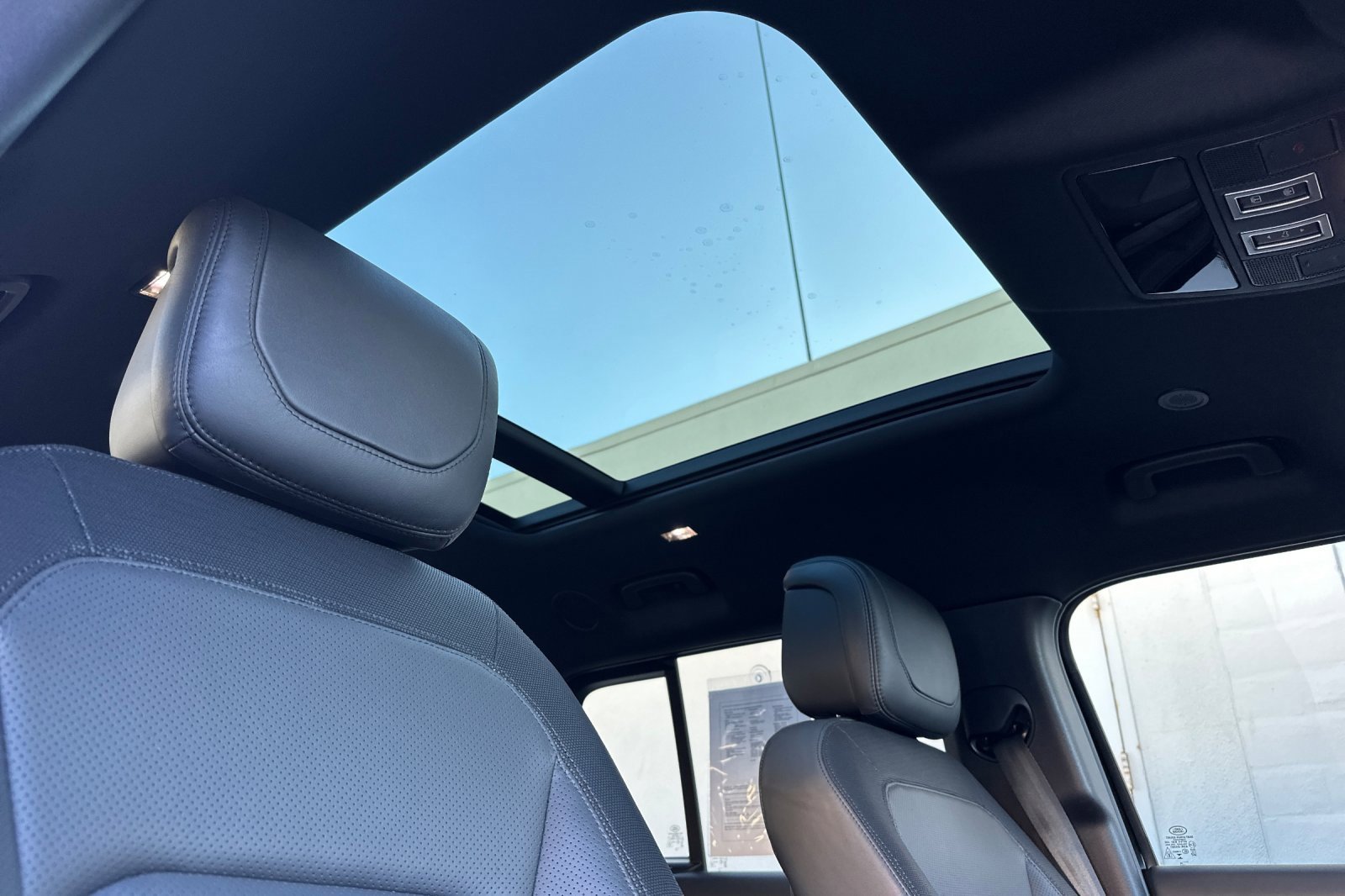 Used 2023 Land Rover Defender 130 X-Dynamic SE image 15