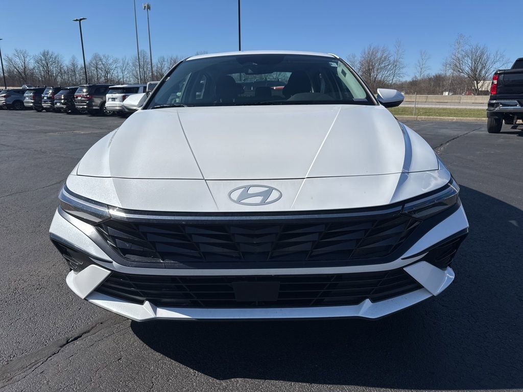 Used 2025 Hyundai Elantra SEL image 2