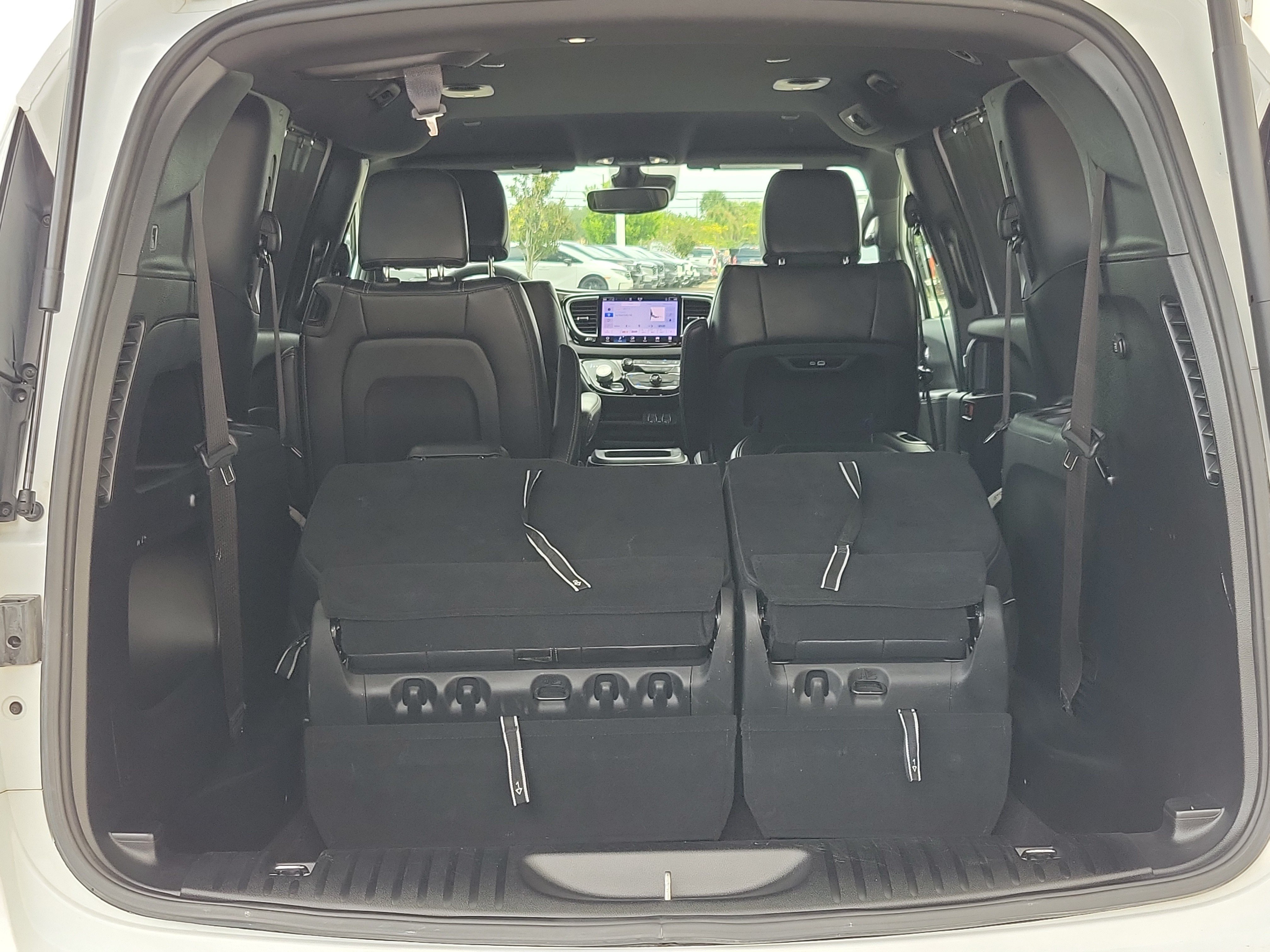 Used 2025 Chrysler Pacifica Select FWD image 10