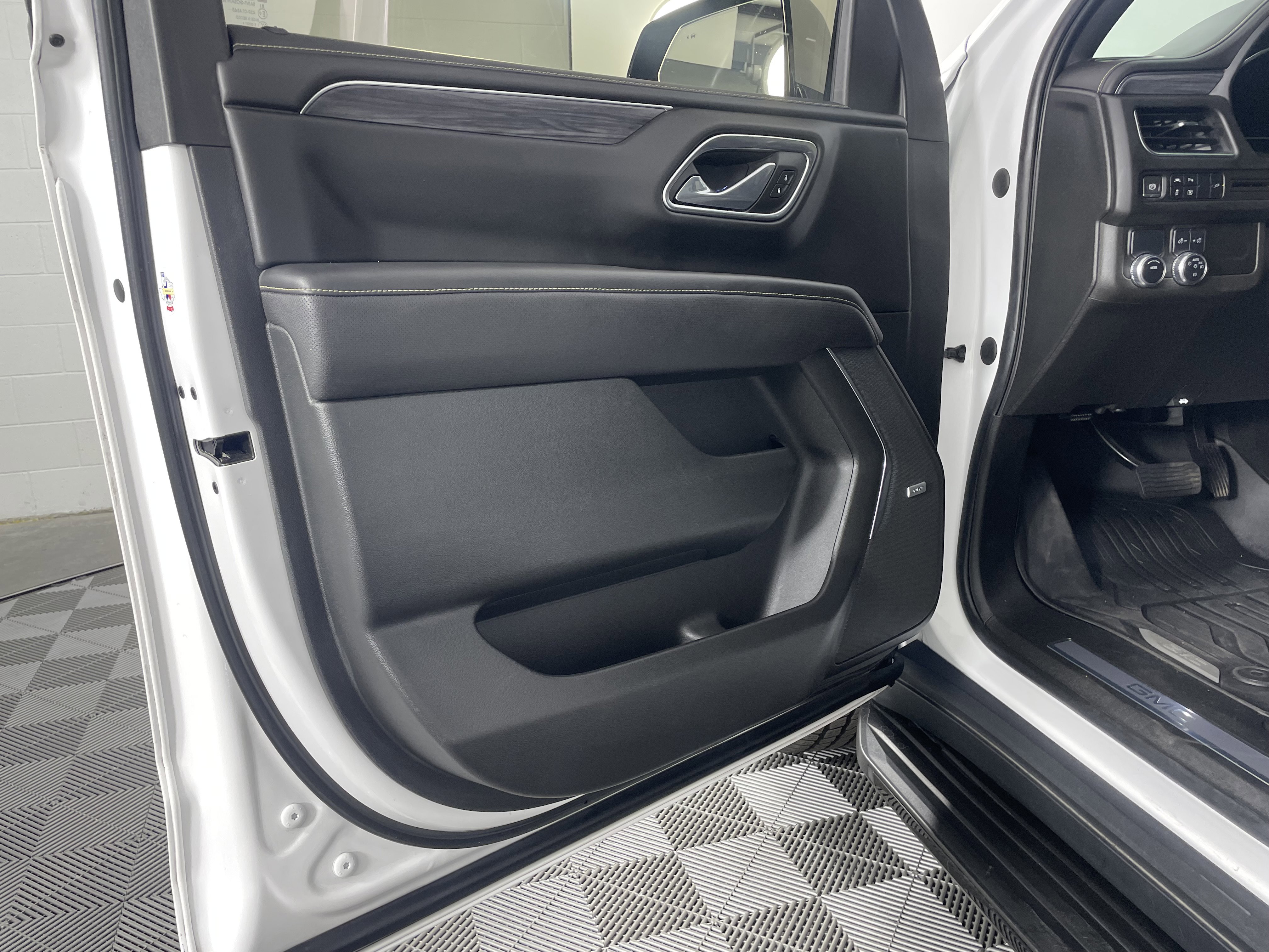 Used 2022 GMC Yukon SLT w/ SLT Luxury Package image 12