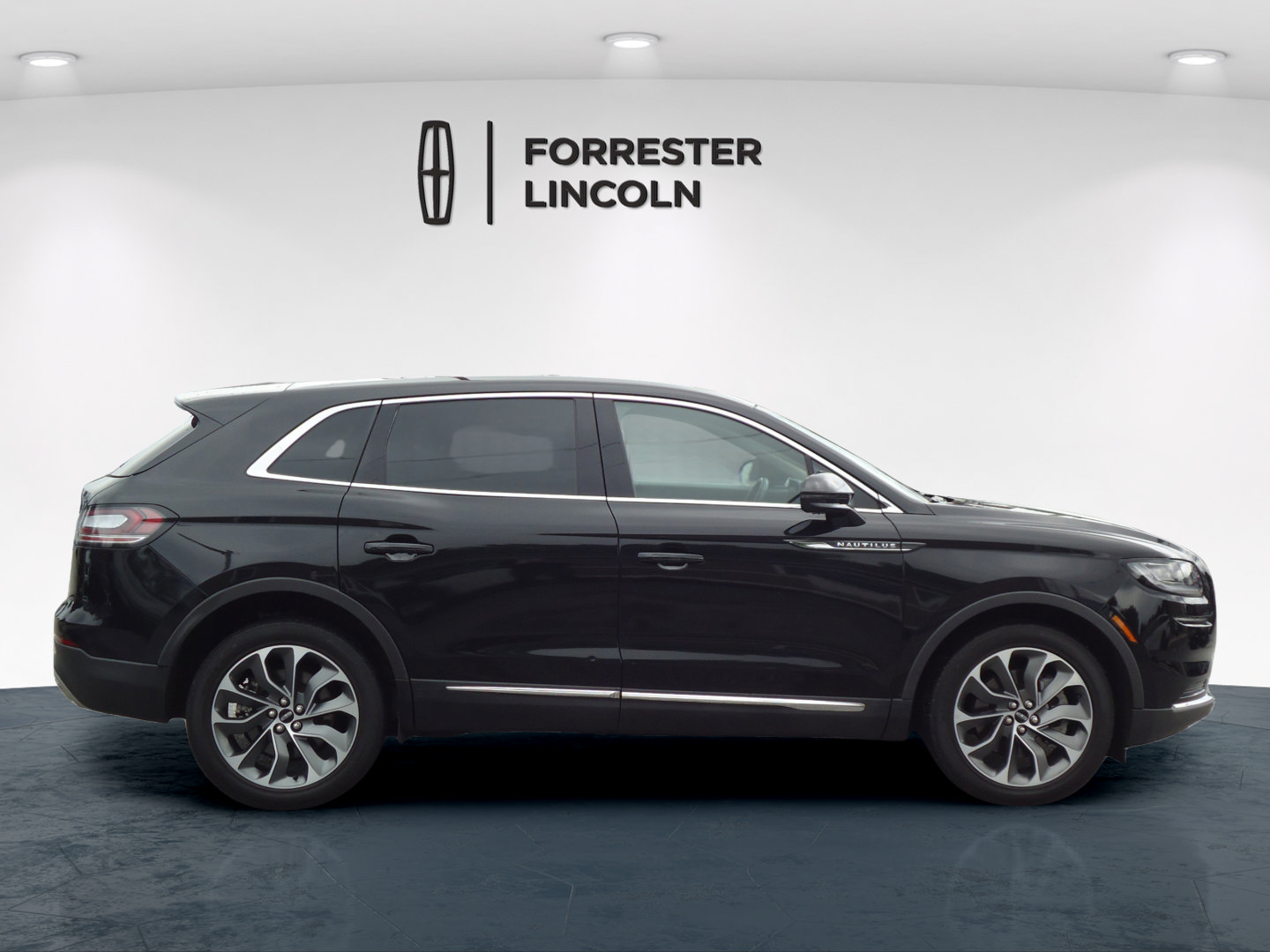 Used 2023 Lincoln Nautilus Reserve w/ Class II Trailer Tow Package AWD/4WD image 2