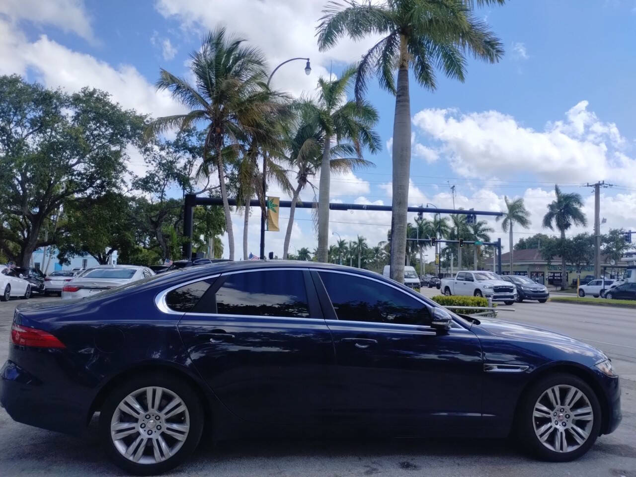 Used 2017 Jaguar XF Premium RWD image 12