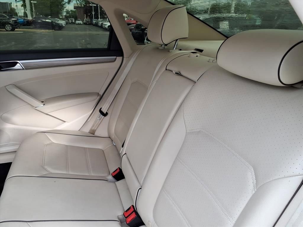 Used 2018 Volkswagen Passat 2.0T SE FWD image 11