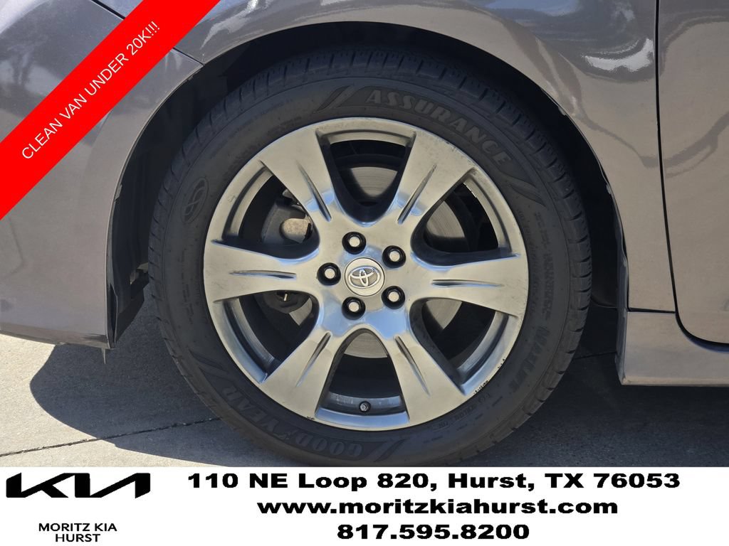 Used 2017 Toyota Sienna SE FWD image 17