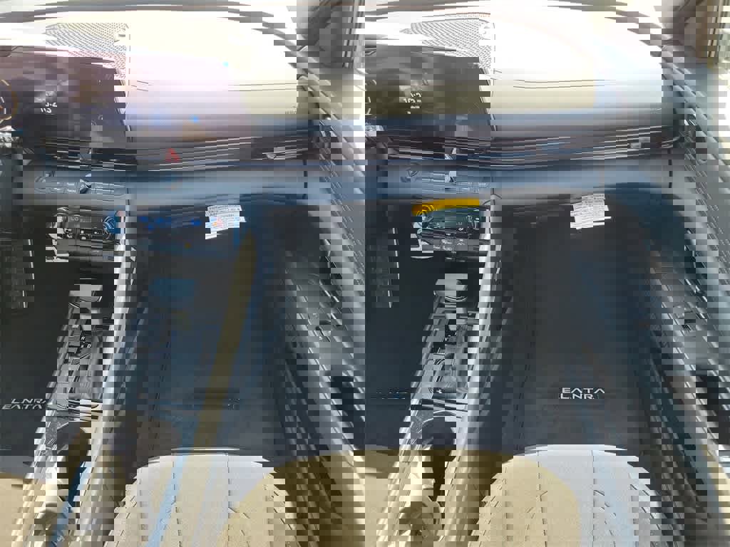 New 2025 Hyundai Elantra SEL image 10