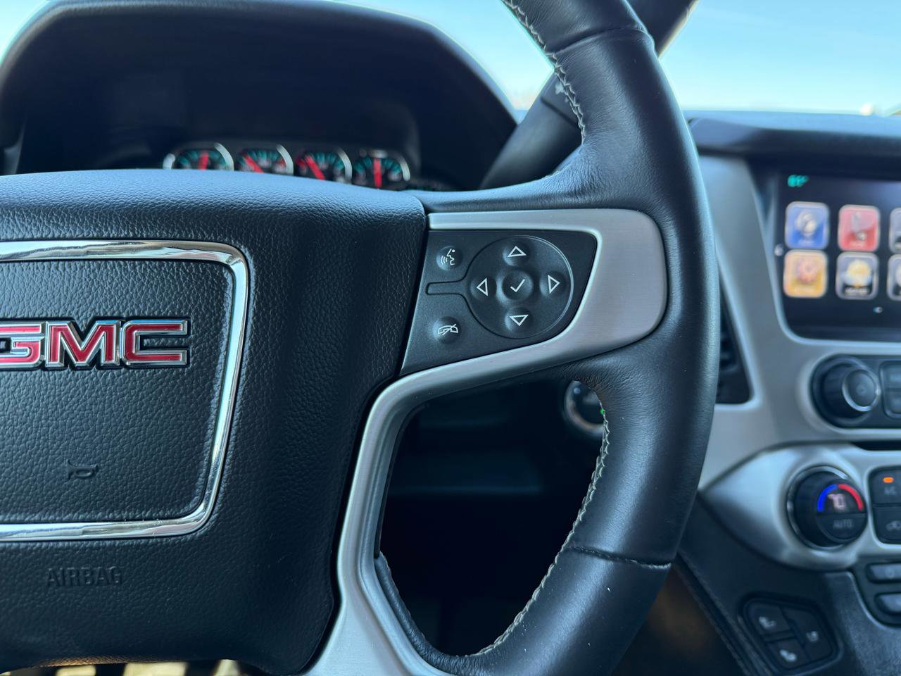 Used 2018 GMC Yukon SLT w/ Premium Edition AWD/4WD image 25