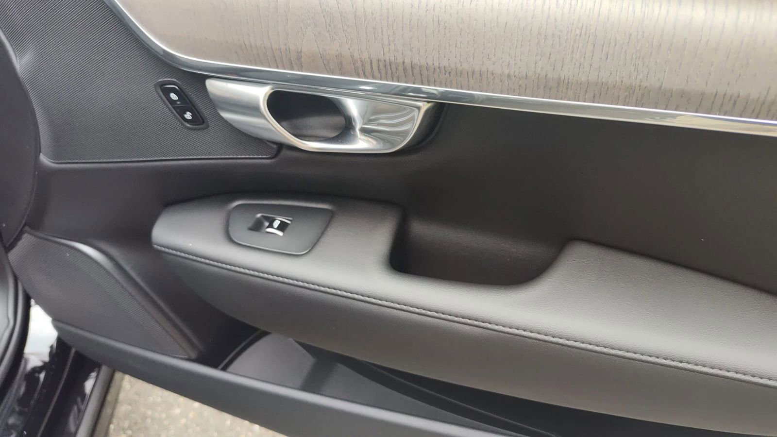 Used 2023 Volvo S90 B6 Plus image 16