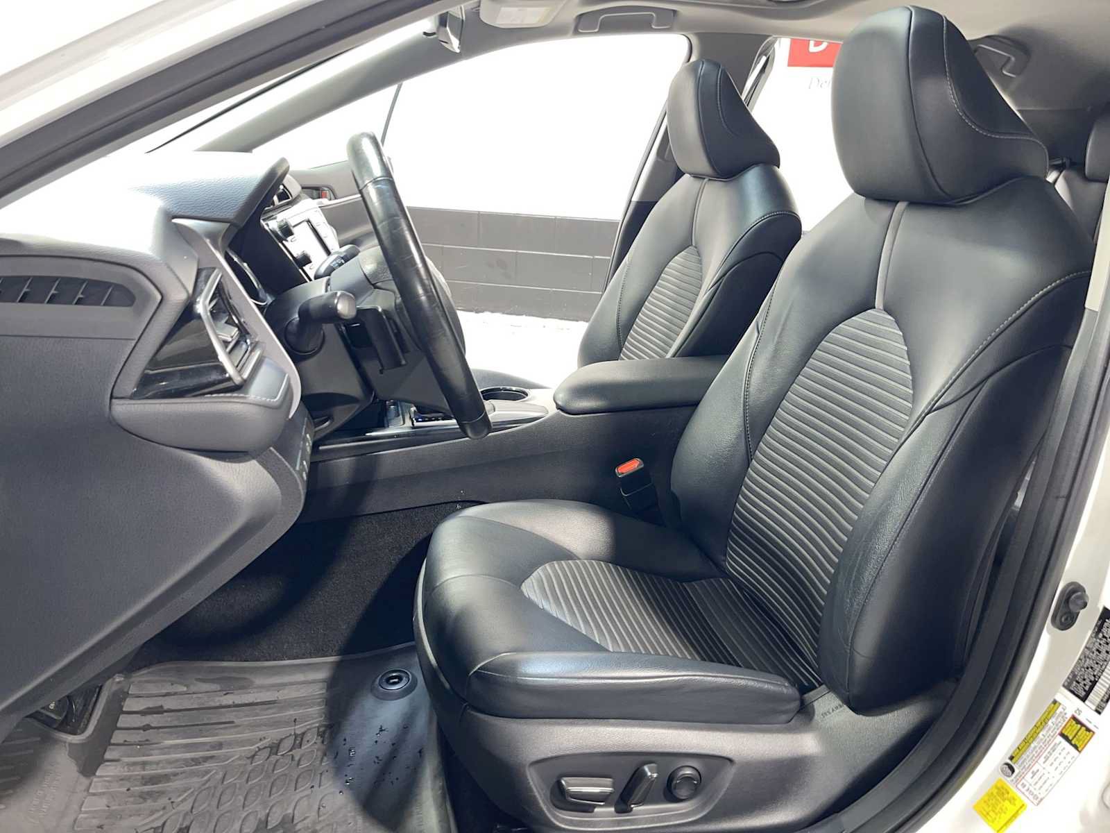 Used 2020 Toyota Camry SE FWD image 11