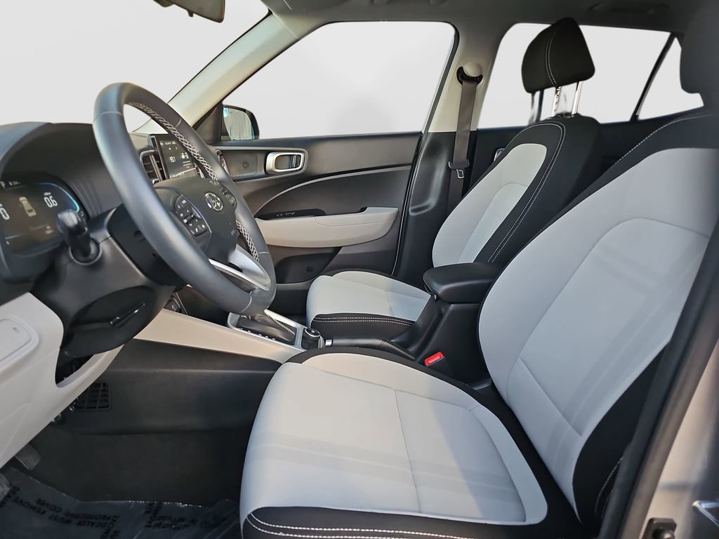 Used 2025 Hyundai Venue SEL image 16