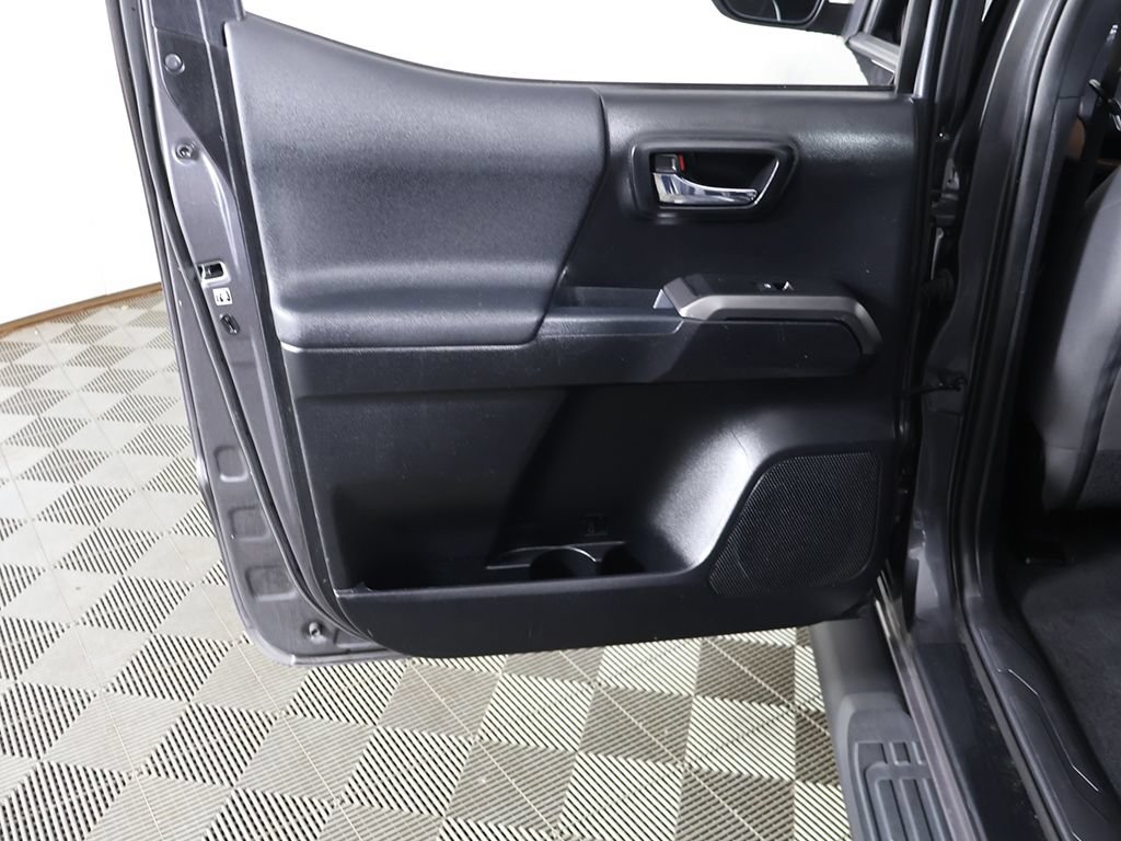 Used 2018 Toyota Tacoma TRD Sport AWD/4WD image 20