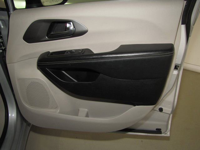 Used 2023 Chrysler Pacifica Touring-L image 17