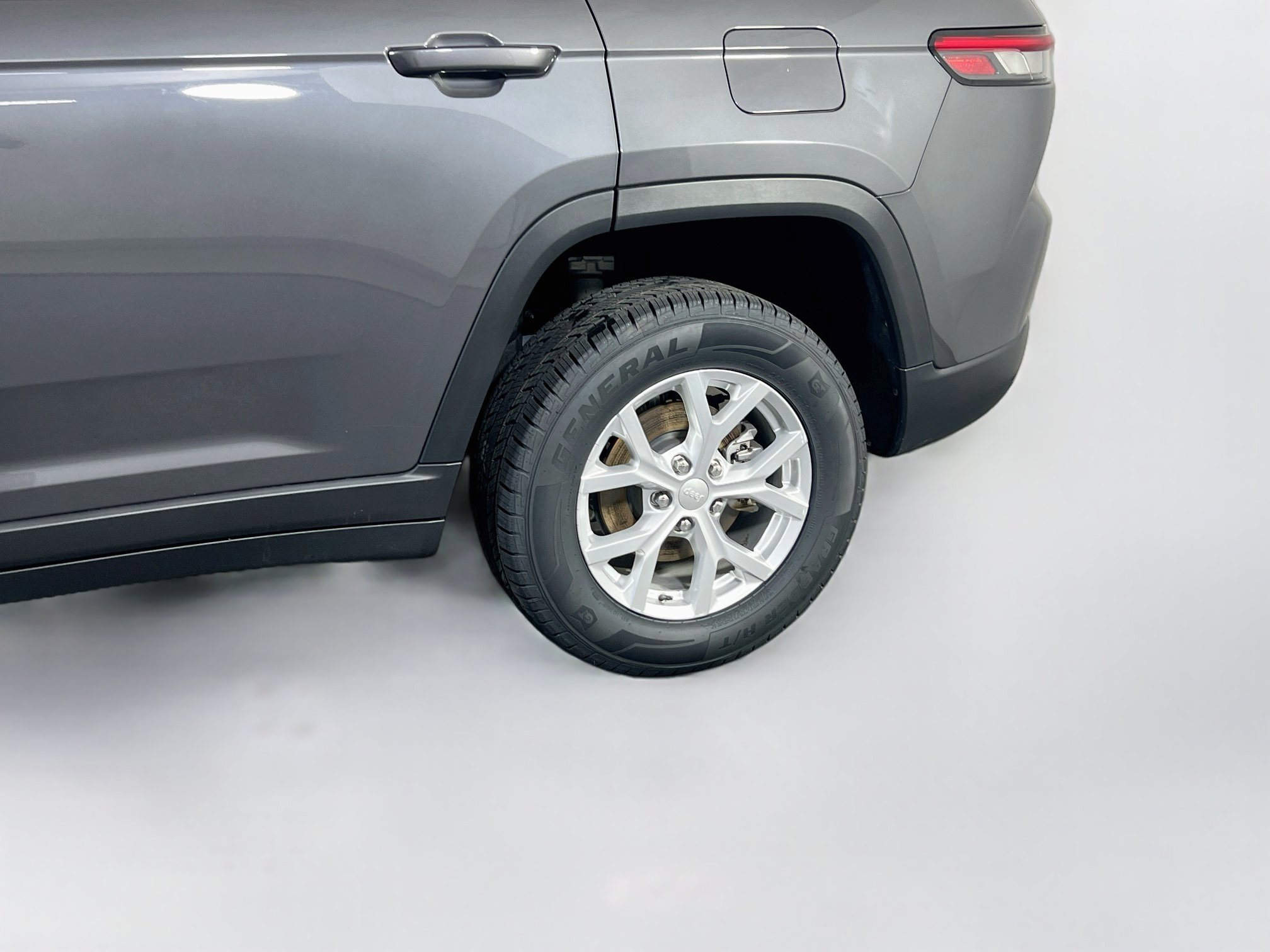 Used 2023 Jeep Grand Cherokee Limited AWD/4WD image 30