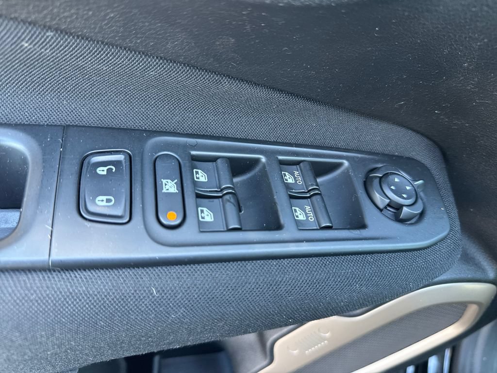 Used 2017 Jeep Renegade Latitude AWD/4WD image 13