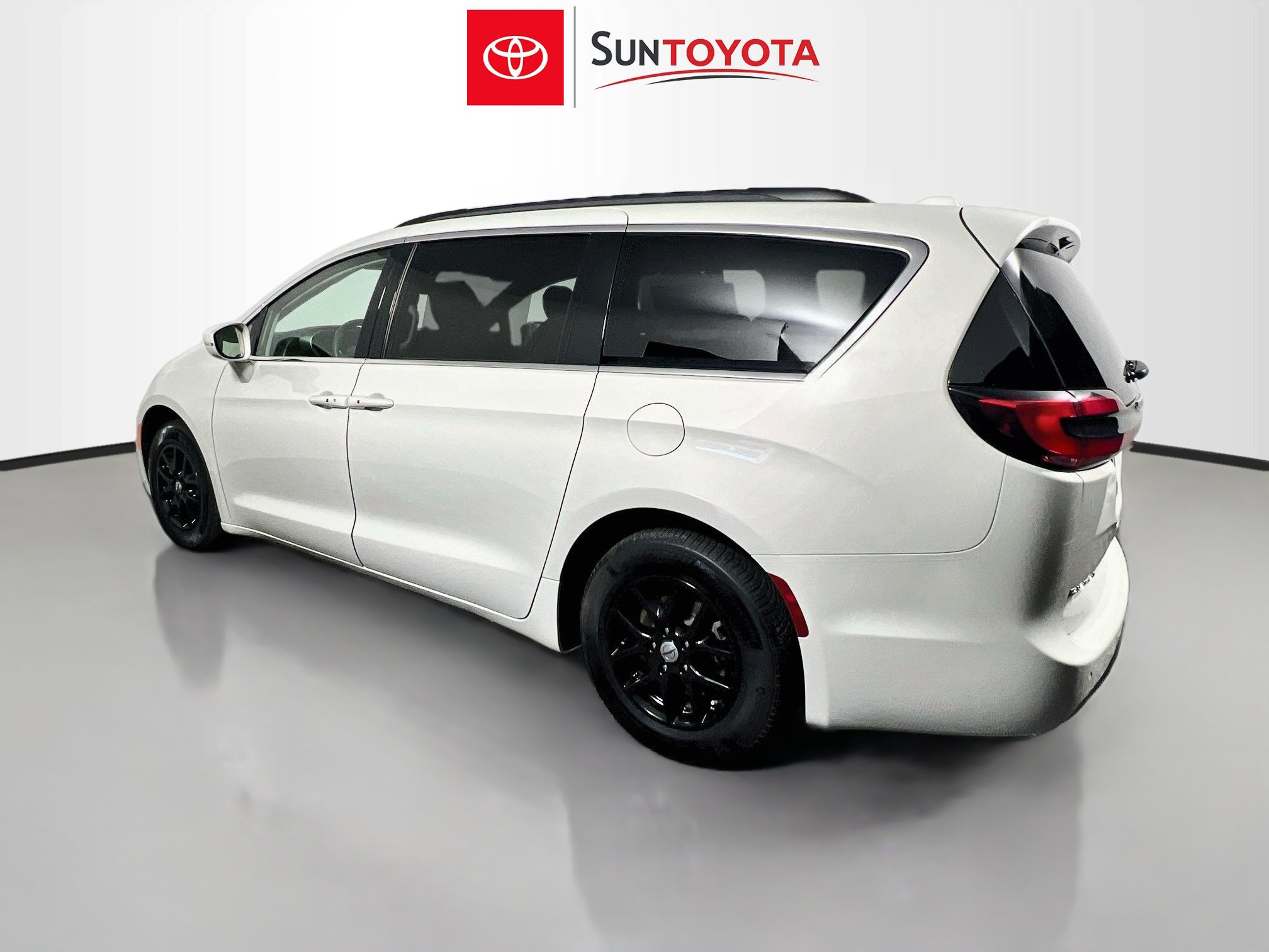 Used 2021 Chrysler Pacifica Touring FWD image 6