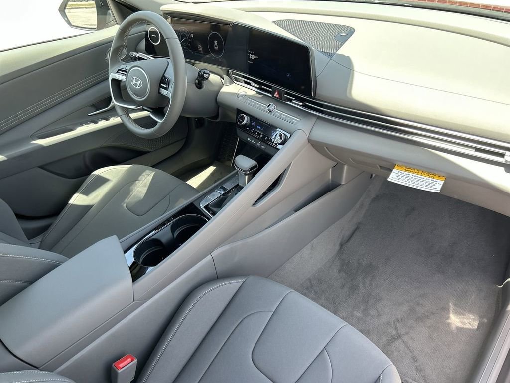 New 2025 Hyundai Elantra SEL image 18