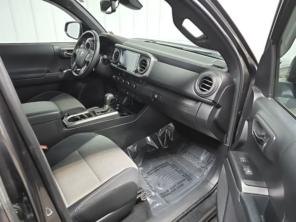 Used 2022 Toyota Tacoma TRD Off-Road AWD/4WD image 15