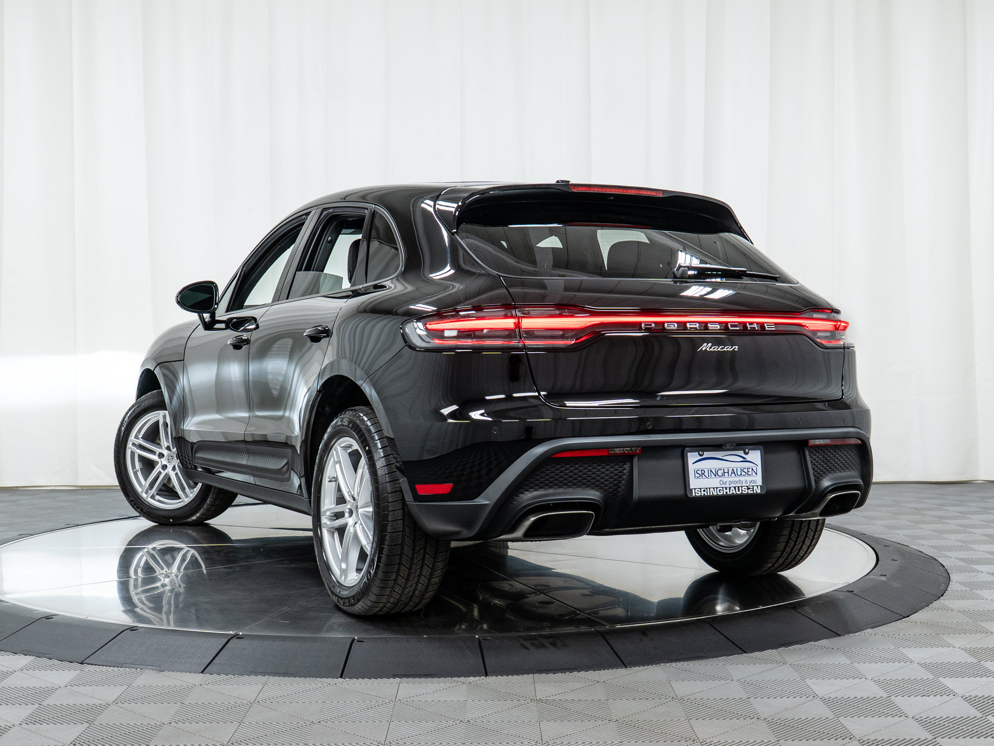 Certified 2025 Porsche Macan AWD/4WD image 31