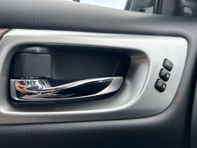 Used 2020 Nissan Pathfinder Platinum FWD image 19