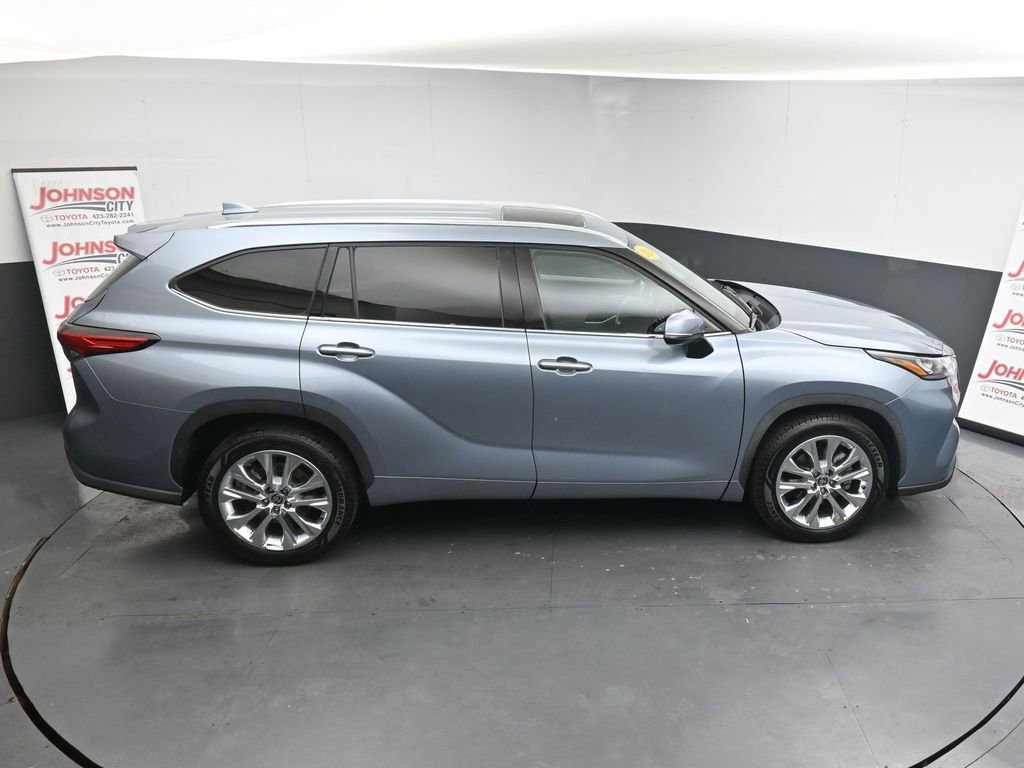 Used 2020 Toyota Highlander XLE FWD image 31