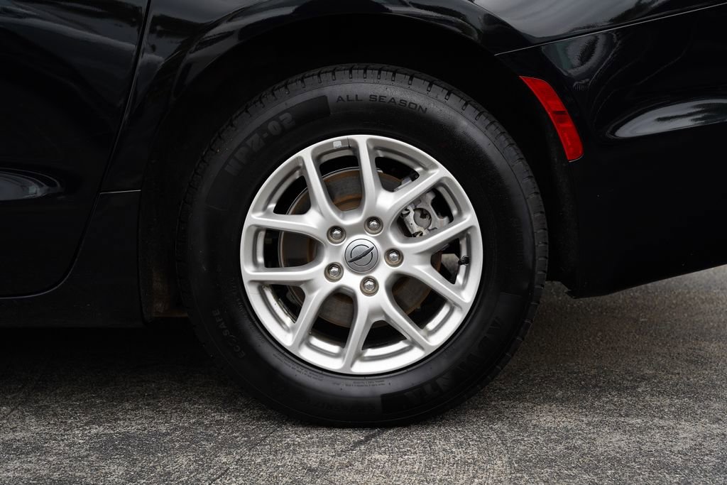 Used 2024 Chrysler Pacifica Touring-L image 14