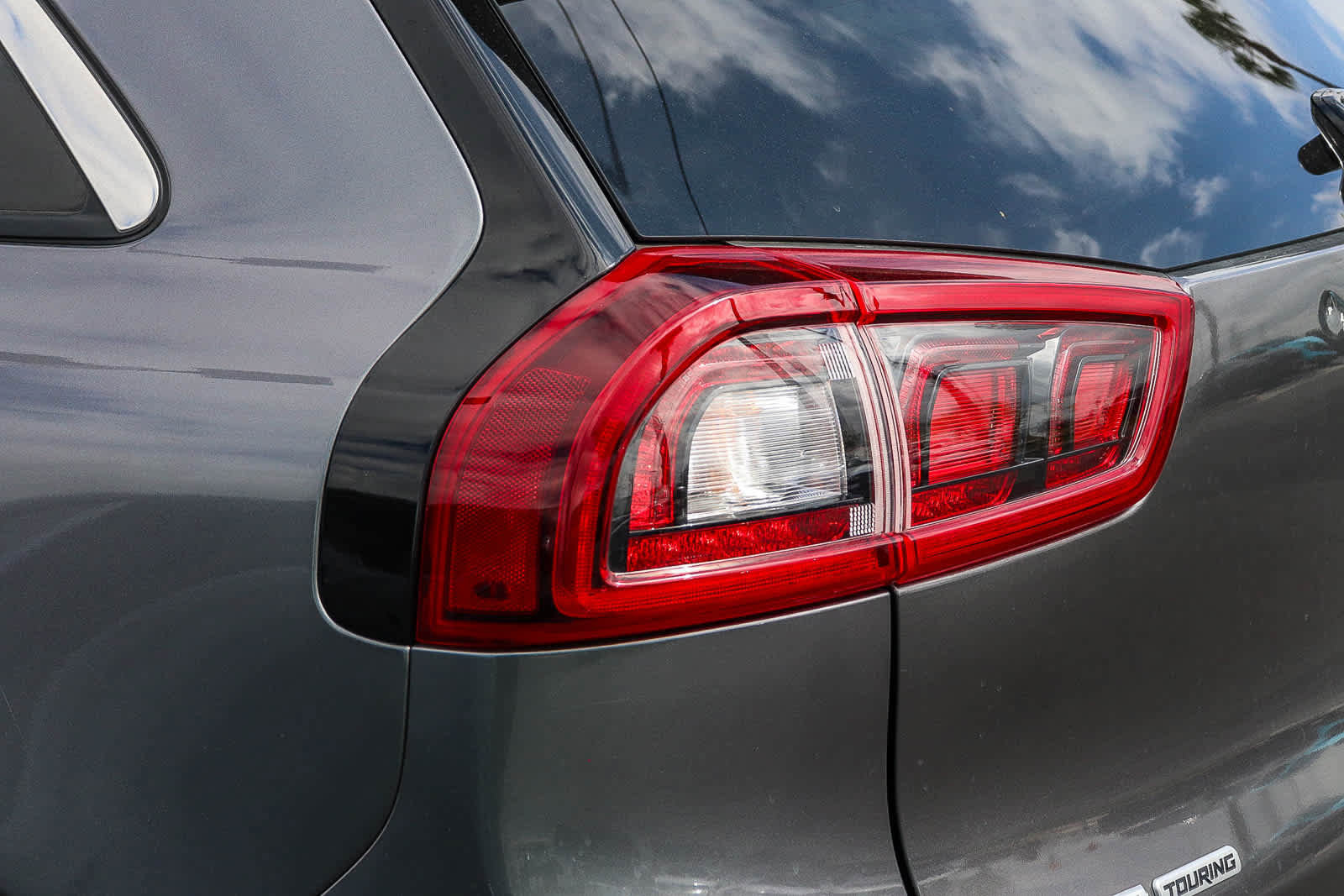 Used 2017 Kia Niro Touring w/ Advanced Technology Package image 8