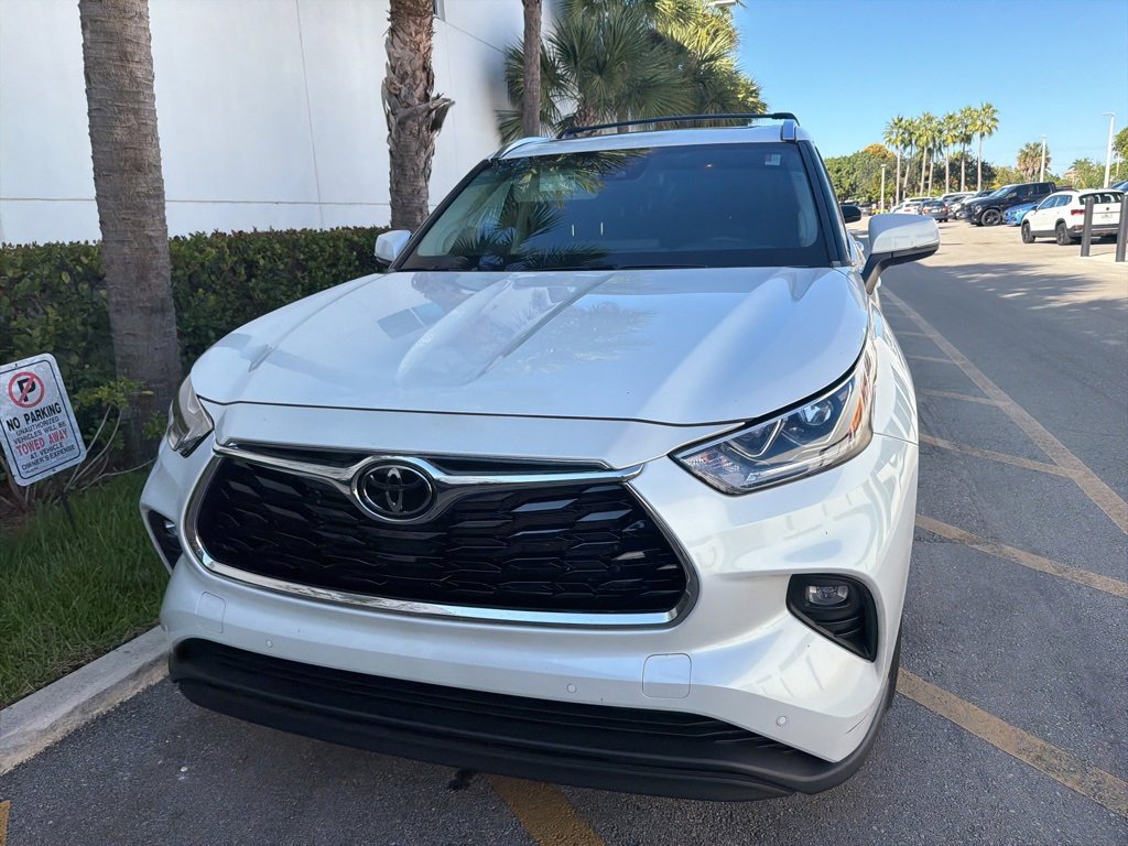 Used 2023 Toyota Highlander L image 2