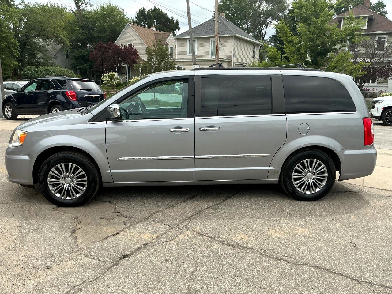 Used 2013 Chrysler Town & Country Touring-L w/ Driver Convenience Group image 6
