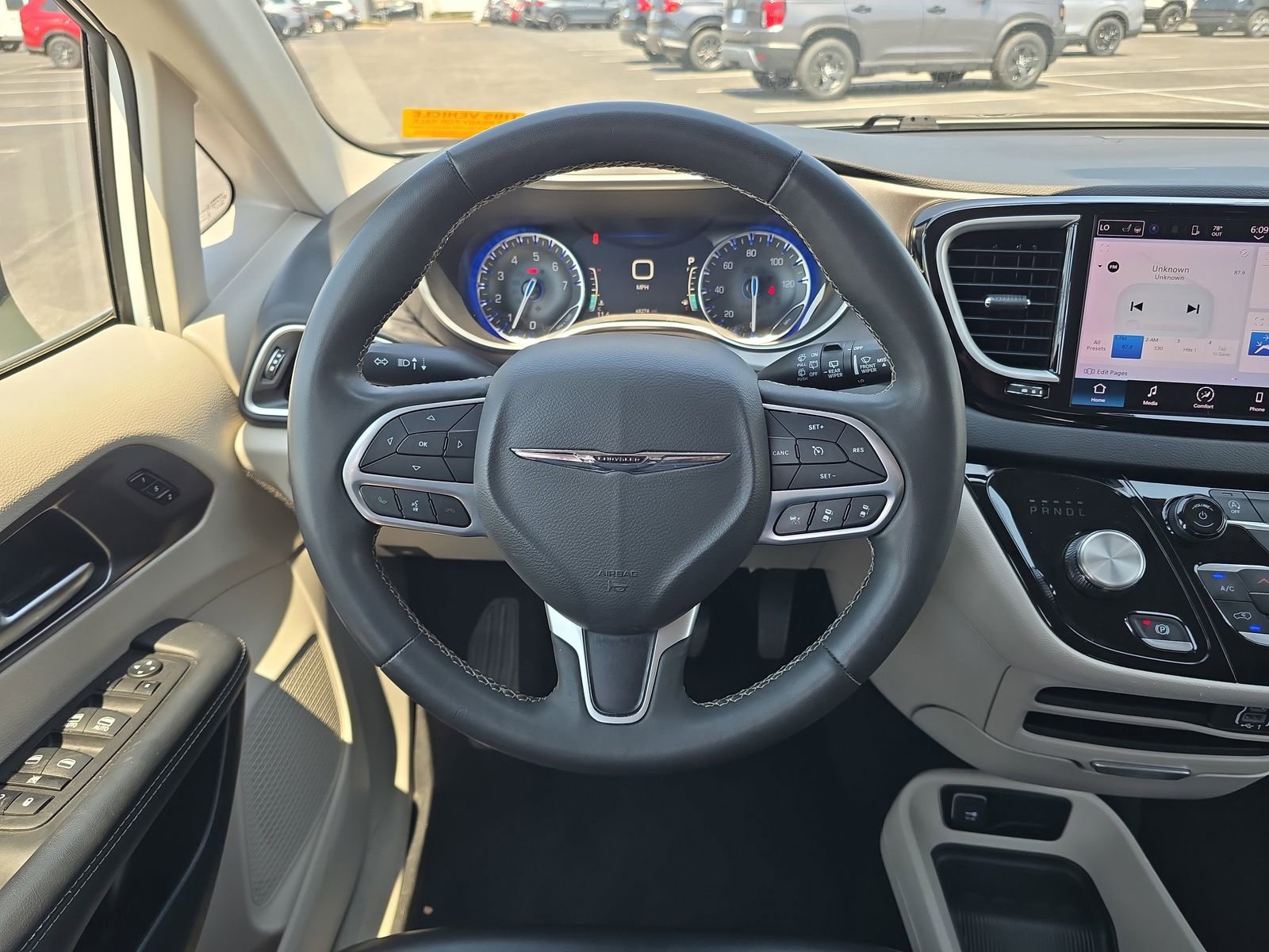 Used 2023 Chrysler Pacifica Touring-L image 10