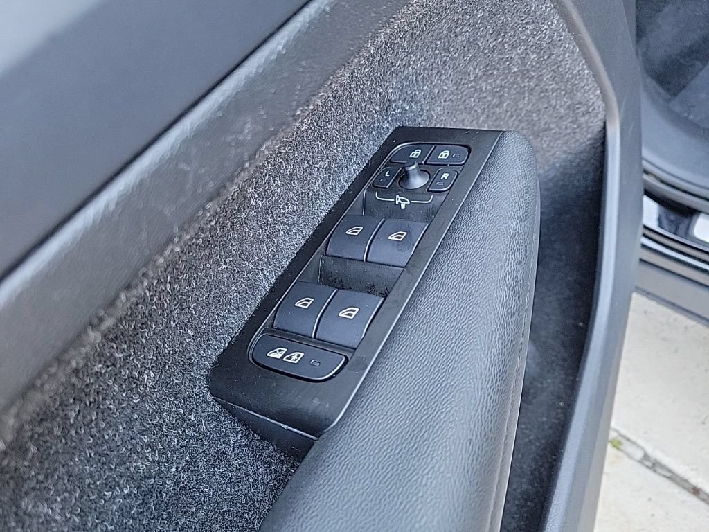 Used 2021 Volvo XC40 P8 Recharge AWD/4WD image 30