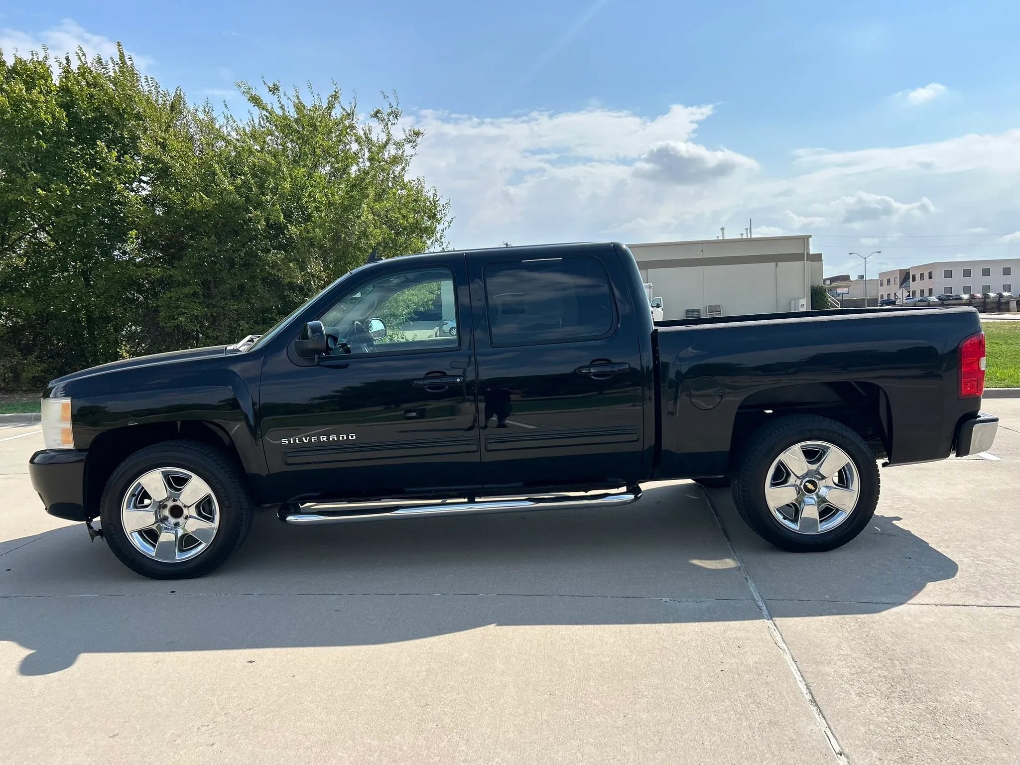 Used 2010 Chevrolet Silverado 1500 LTZ w/ Convenience Package RWD image 9